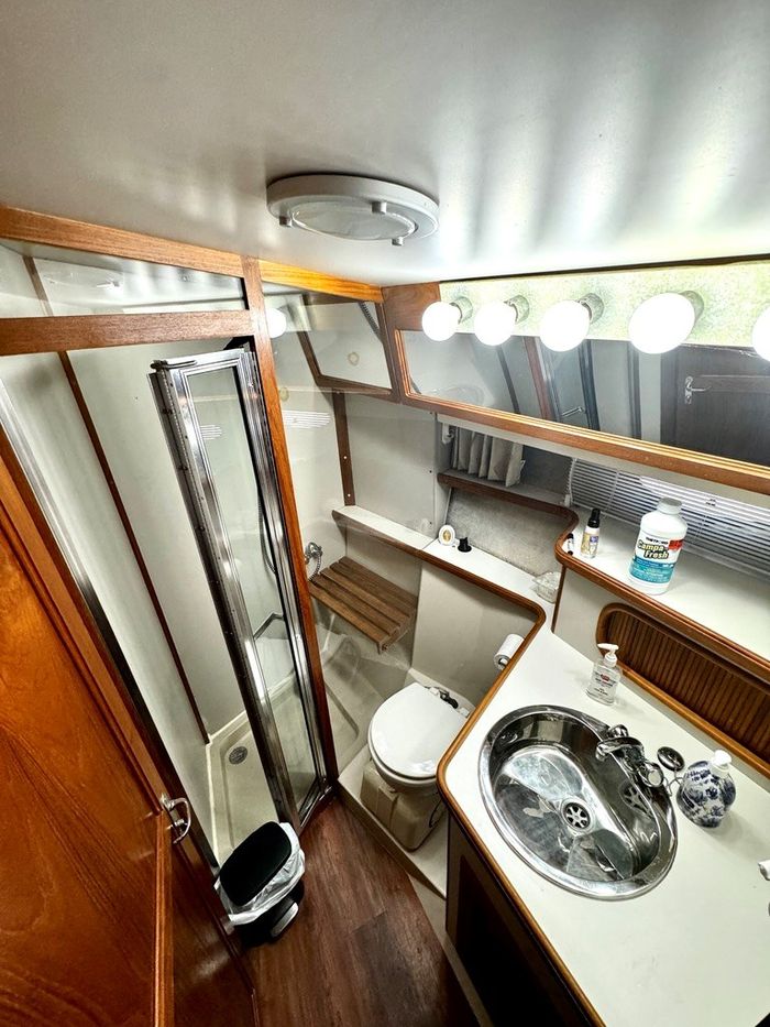 1991 Carver 430 cockpit motor yacht Photo 17 sur 41