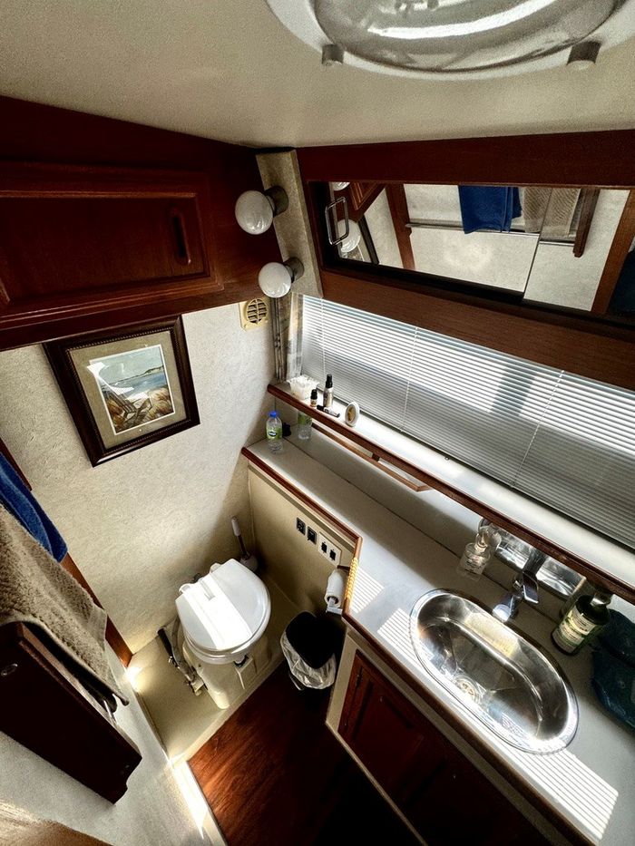 1991 Carver 430 cockpit motor yacht Photo 23 sur 41