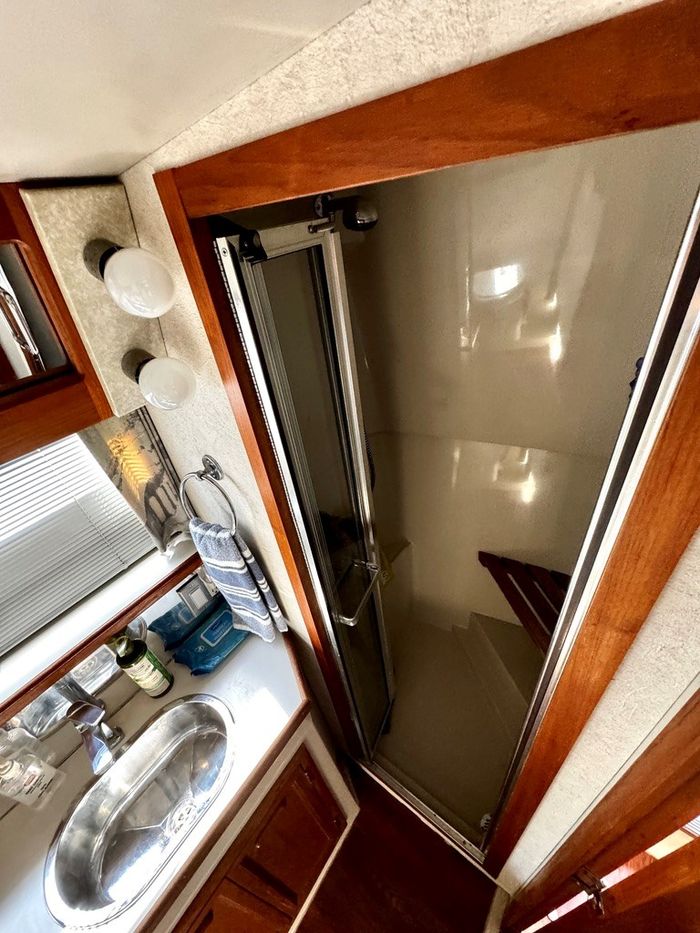 1991 Carver 430 cockpit motor yacht Photo 24 sur 41