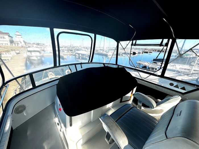 1991 Carver 430 cockpit motor yacht Photo 27 sur 41