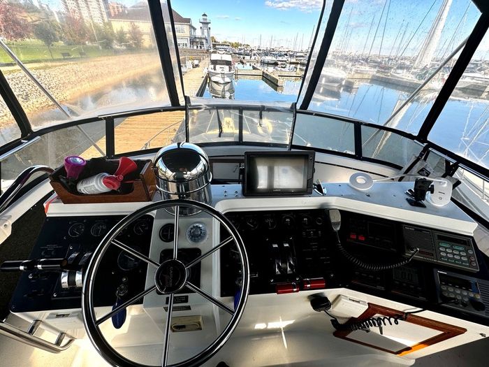 1991 Carver 430 cockpit motor yacht Photo 28 sur 41