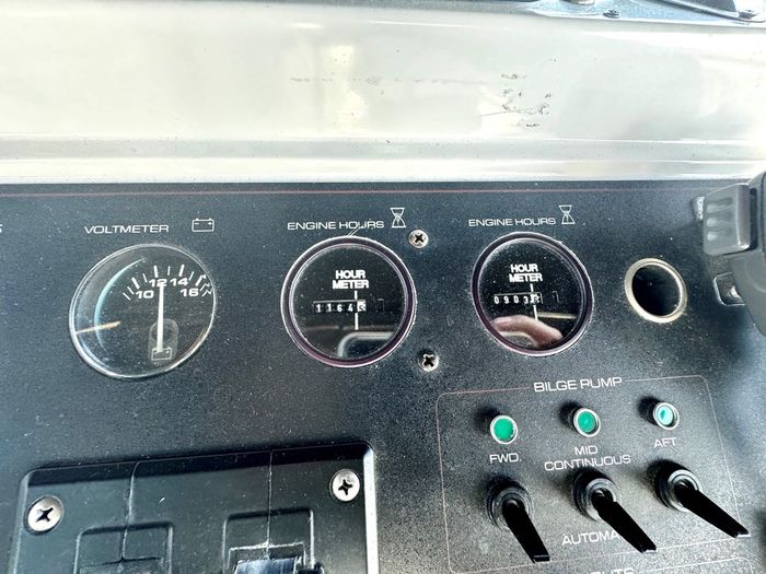 1991 Carver 430 cockpit motor yacht Photo 29 sur 41