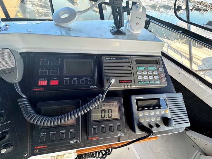 1991 Carver 430 cockpit motor yacht Photo 31 sur 41