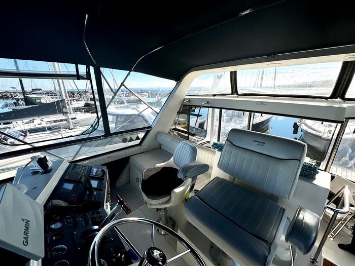 1991 Carver 430 cockpit motor yacht Photo 32 sur 41