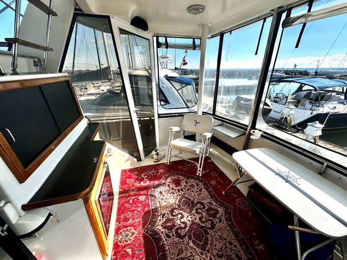 1991 Carver 430 cockpit motor yacht Photo 34 sur 41