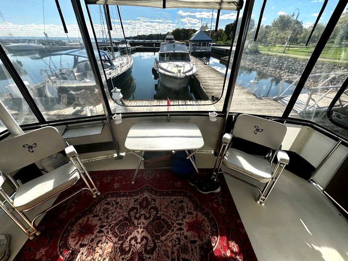 1991 Carver 430 cockpit motor yacht Photo 35 sur 41
