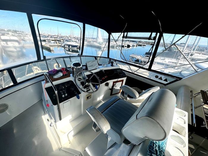 1991 Carver 430 cockpit motor yacht Photo 36 sur 41