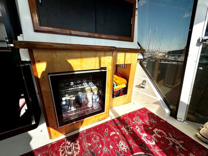 1991 Carver 430 cockpit motor yacht Photo 38 sur 41