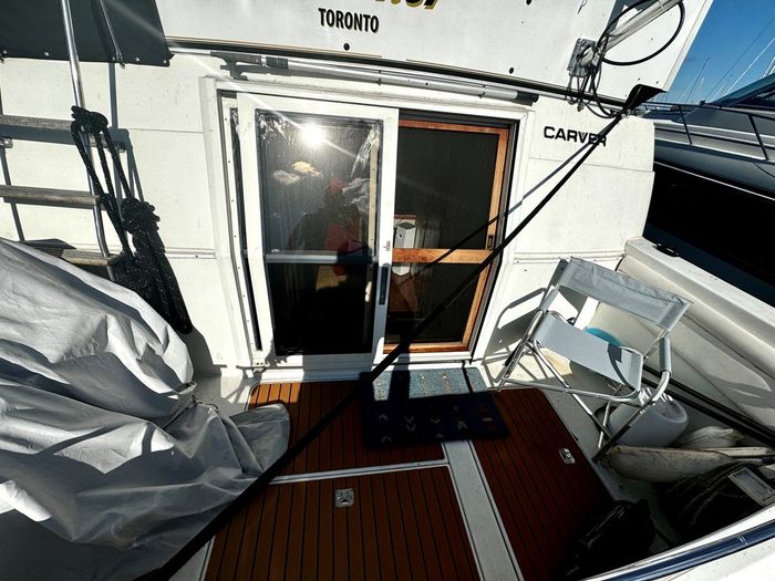 1991 Carver 430 cockpit motor yacht Photo 41 sur 41