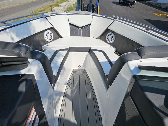 2025 Monterey 238SS- Photo 18 of 25