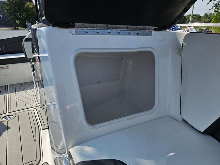 2025 Monterey 238SS- Photo 20 of 25
