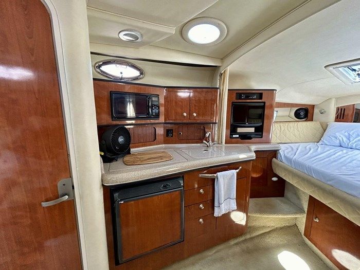 2006 Sea Ray 300 Sundancer Photo 9 of 18