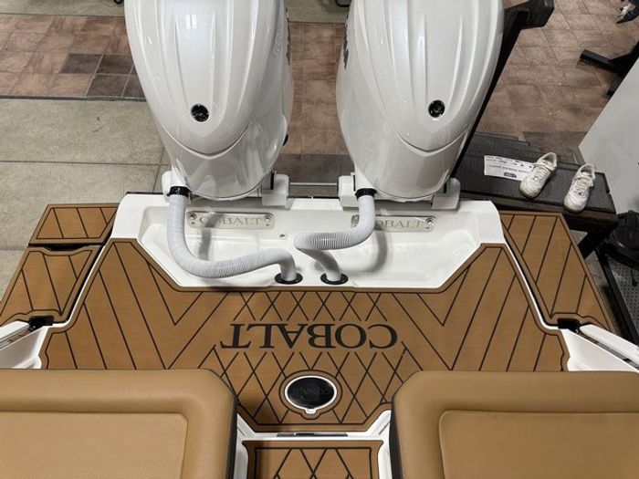 2026 Cobalt R8 Outboard Photo 7 sur 33