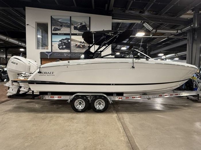 2026 Cobalt R8 Outboard Photo 1 sur 33