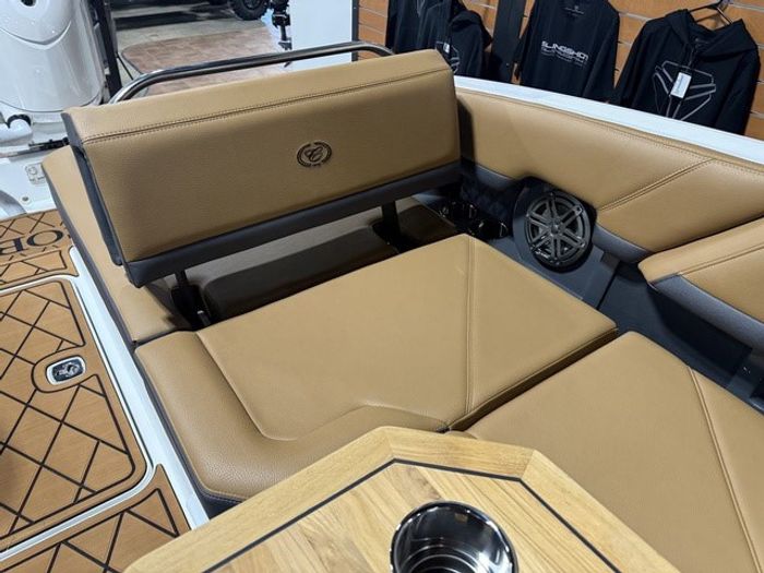 2026 Cobalt R8 Outboard Photo 13 sur 33