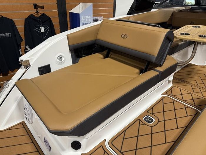 2026 Cobalt R8 Outboard Photo 8 sur 33