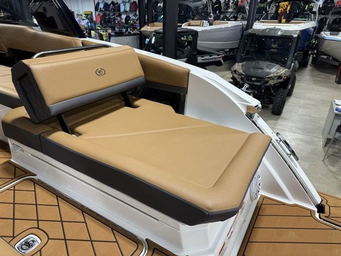 2026 Cobalt R8 Outboard Photo 9 sur 33