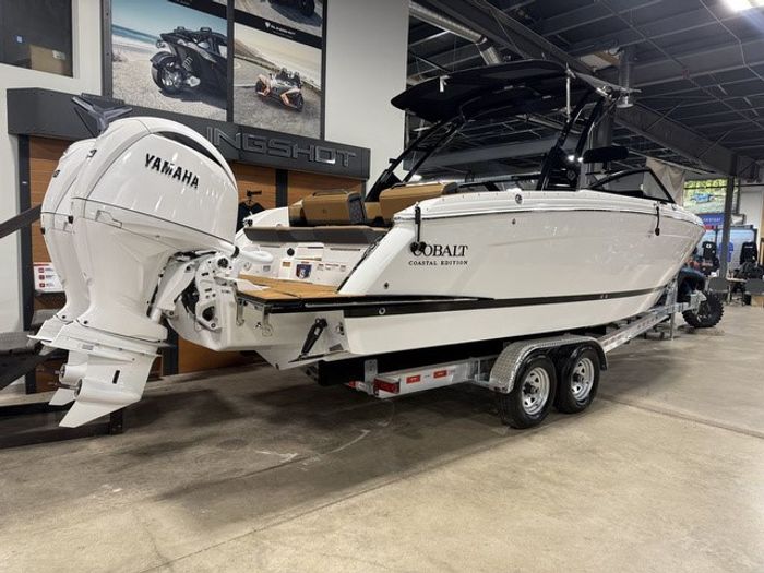 2026 Cobalt R8 Outboard Photo 3 sur 33