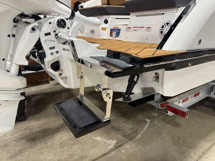2026 Cobalt R8 Outboard Photo 4 sur 33