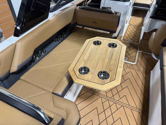 2026 Cobalt R8 Outboard Photo 11 sur 33