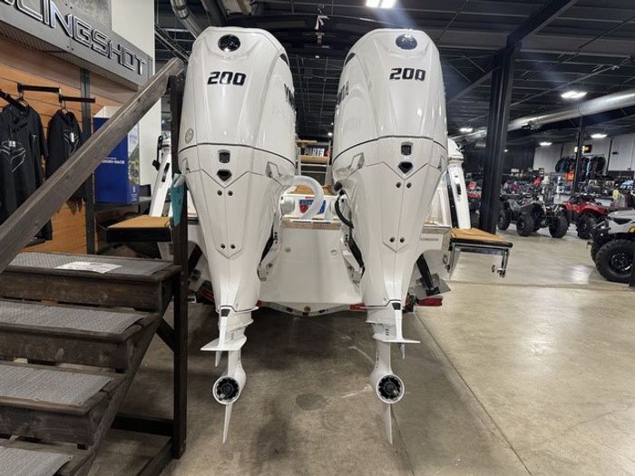 2026 Cobalt R8 Outboard Photo 5 sur 33