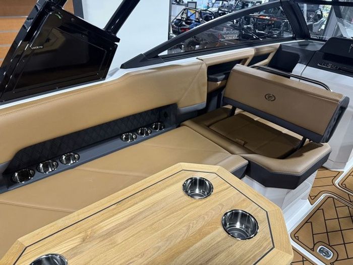 2026 Cobalt R8 Outboard Photo 16 sur 33