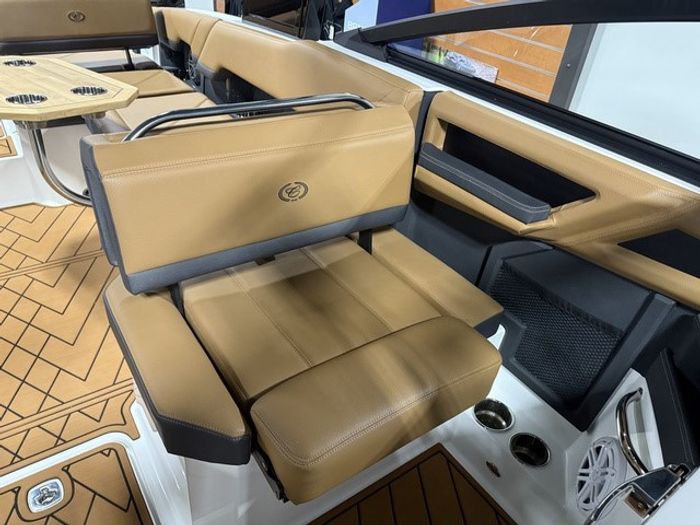 2026 Cobalt R8 Outboard Photo 22 sur 33