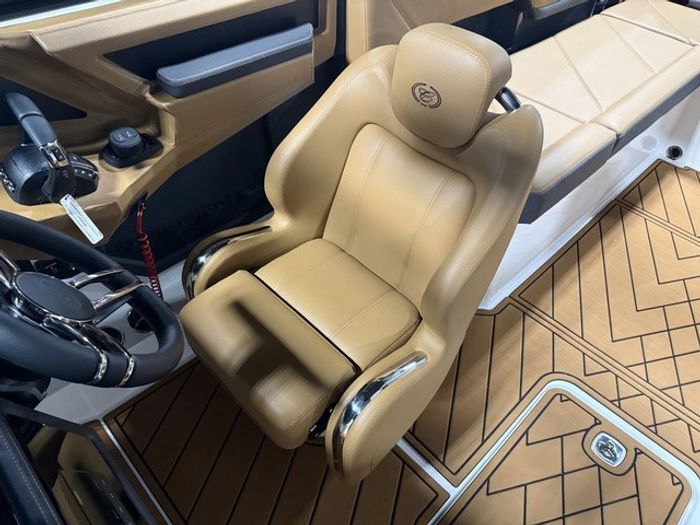 2026 Cobalt R8 Outboard Photo 23 sur 33