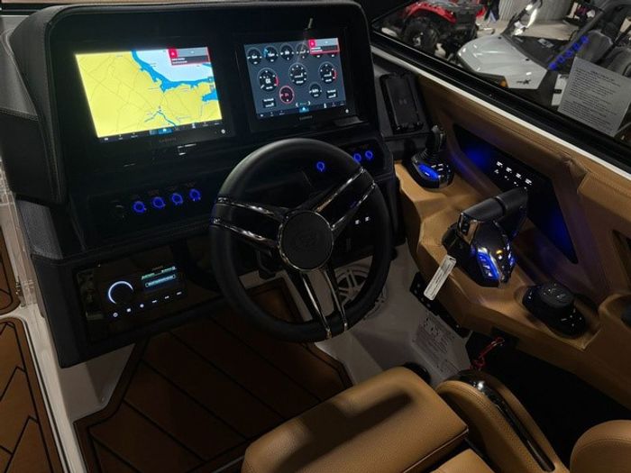 2026 Cobalt R8 Outboard Photo 24 sur 33