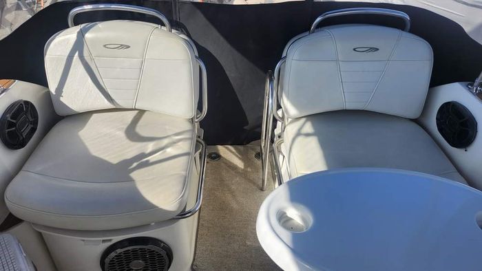 2007 Maxum 2400 Sport Express Photo 9 of 27