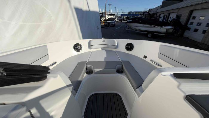 2026 Bayliner VR6 Photo 9 of 21