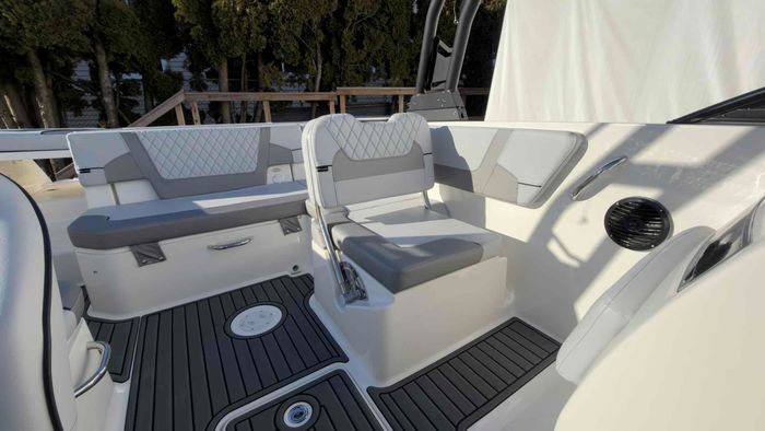 2026 Bayliner VR6 Photo 17 of 21