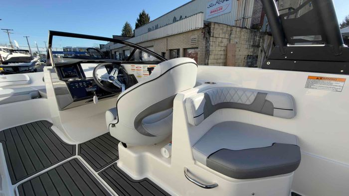 2026 Bayliner VR6 Photo 8 of 21