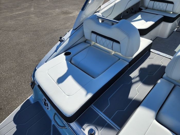 2026 Regal LS4 Surf Photo 19 sur 49