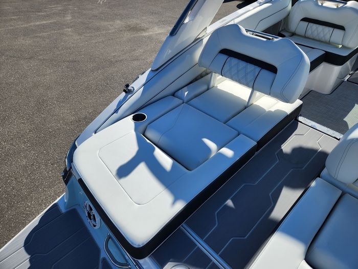 2026 Regal LS4 Surf Photo 20 sur 49