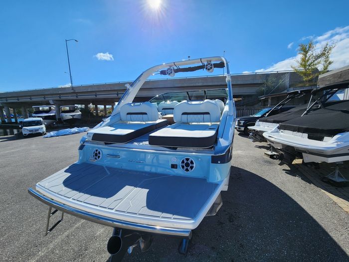 2026 Regal LS4 Surf Photo 11 sur 49