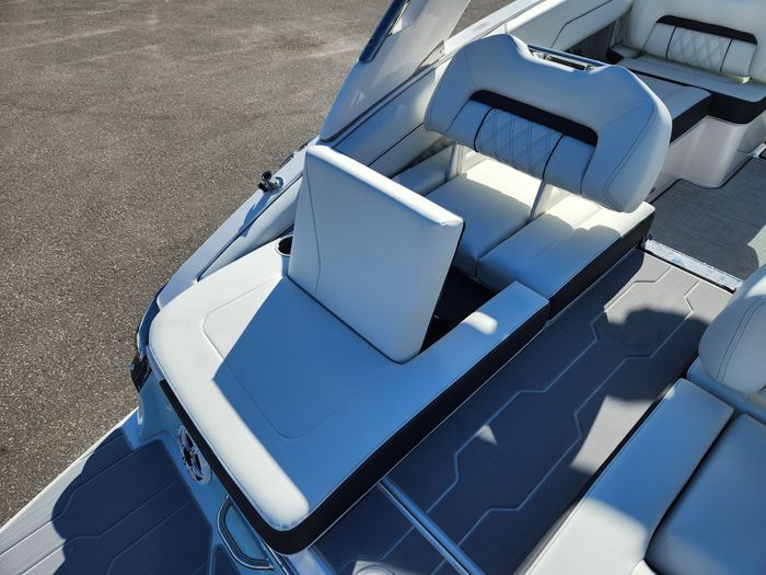 2026 Regal LS4 Surf Photo 21 sur 49