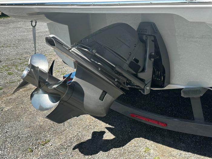 2024 Crownline E235 Photo 7 of 37