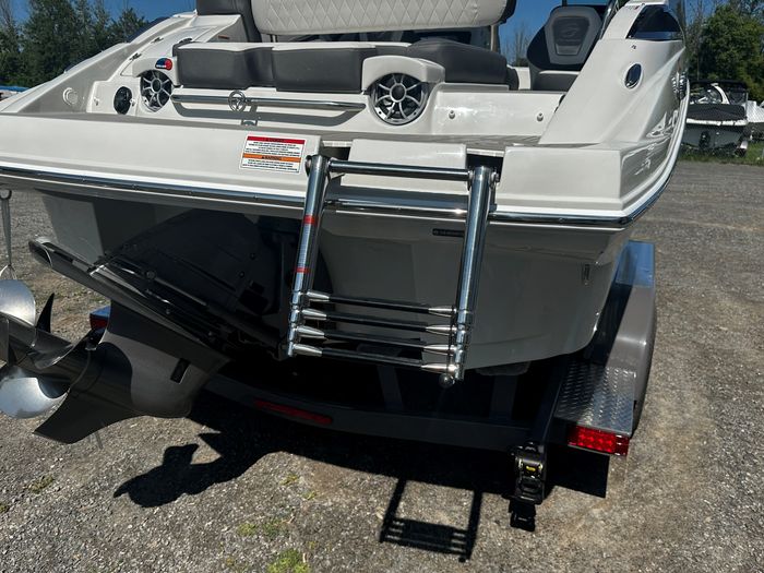 2024 Crownline E235 Photo 8 of 37