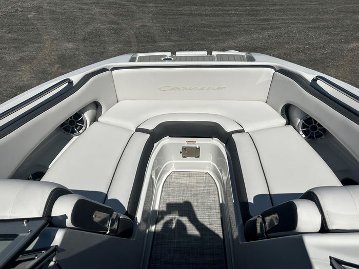 2024 Crownline E235 Photo 14 of 37
