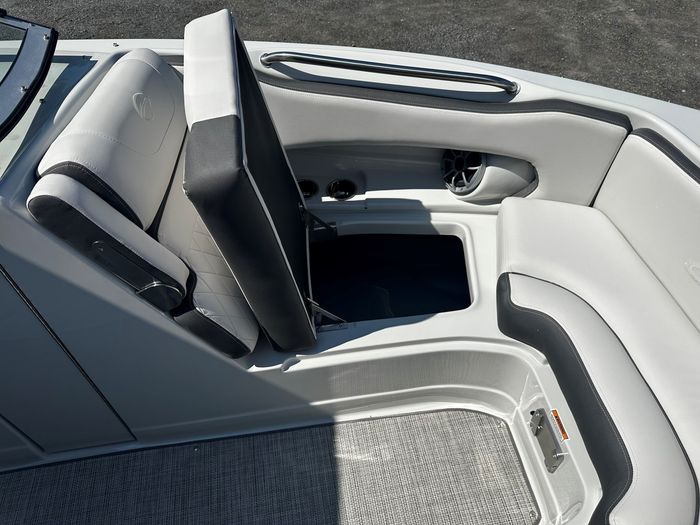 2024 Crownline E235 Photo 16 of 37