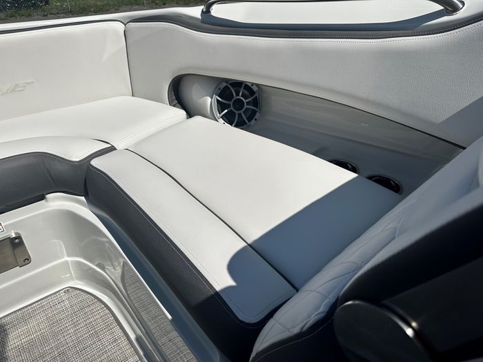 2024 Crownline E235 Photo 19 of 37