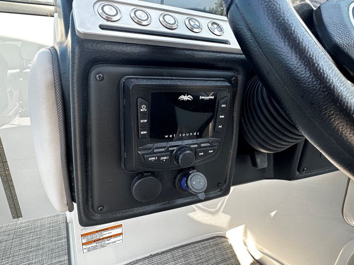 2024 Crownline E235 Photo 22 of 37