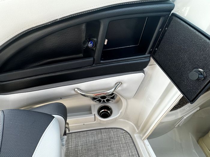 2024 Crownline E235 Photo 26 of 37