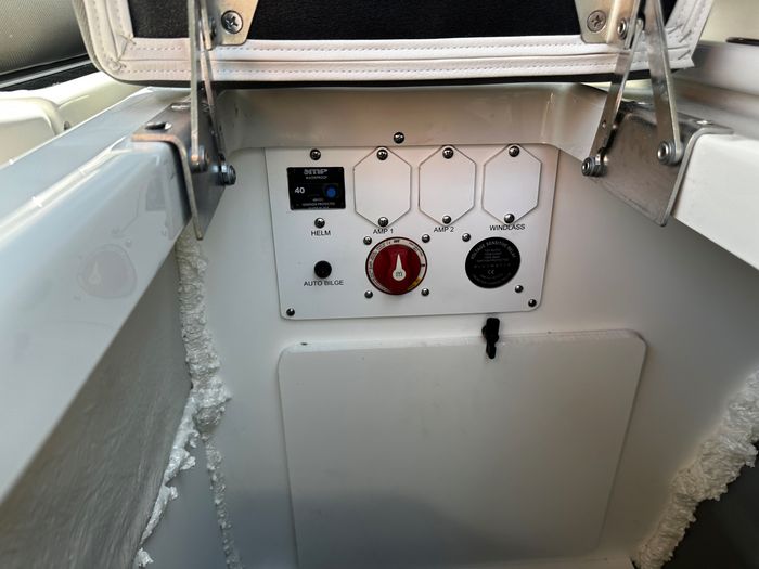 2024 Crownline E235 Photo 32 of 37