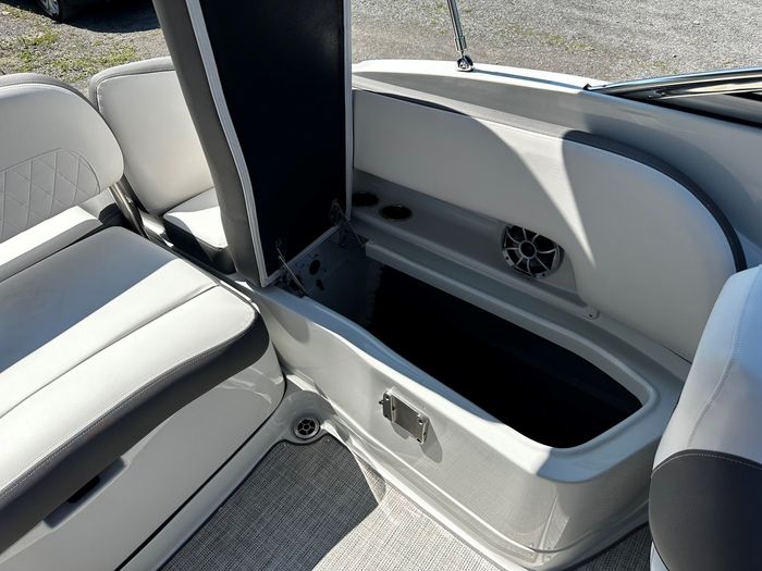 2024 Crownline E235 Photo 33 of 37
