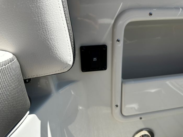 2024 Crownline E235 Photo 34 of 37