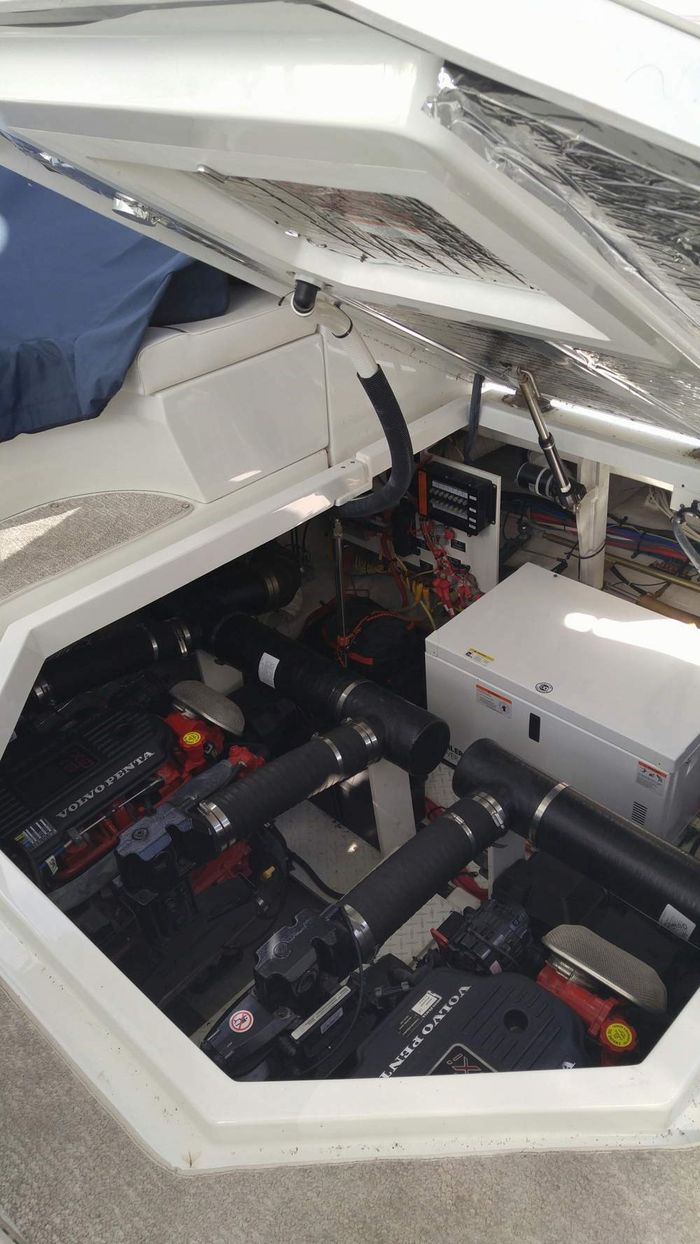 2008 Cruisers Yachts 420 Express Photo 27 of 33