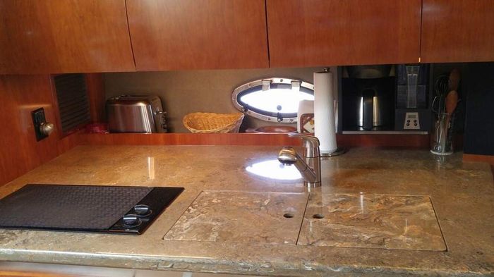 2008 Cruisers Yachts 420 Express Photo 18 of 33