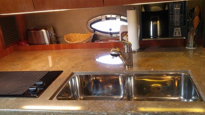 2008 Cruisers Yachts 420 Express Photo 19 of 33